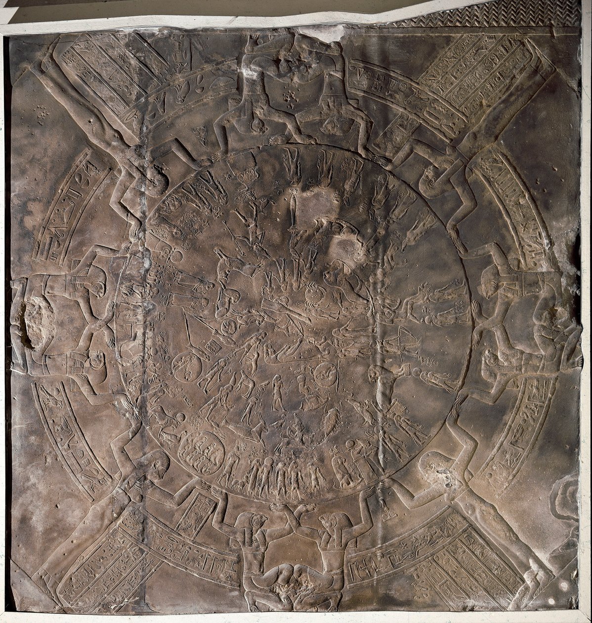 Egyiptomi antikvitás: "" Az állatöv"" Alacsony dombormű Ozirisz keleti kápolnájának mennyezetéről a denderai Hathor templomon. Ptolemaioszi korszak (Kr. e. 332-30) Párizs, Louvre Múzeum alkotó: School Egyptian
