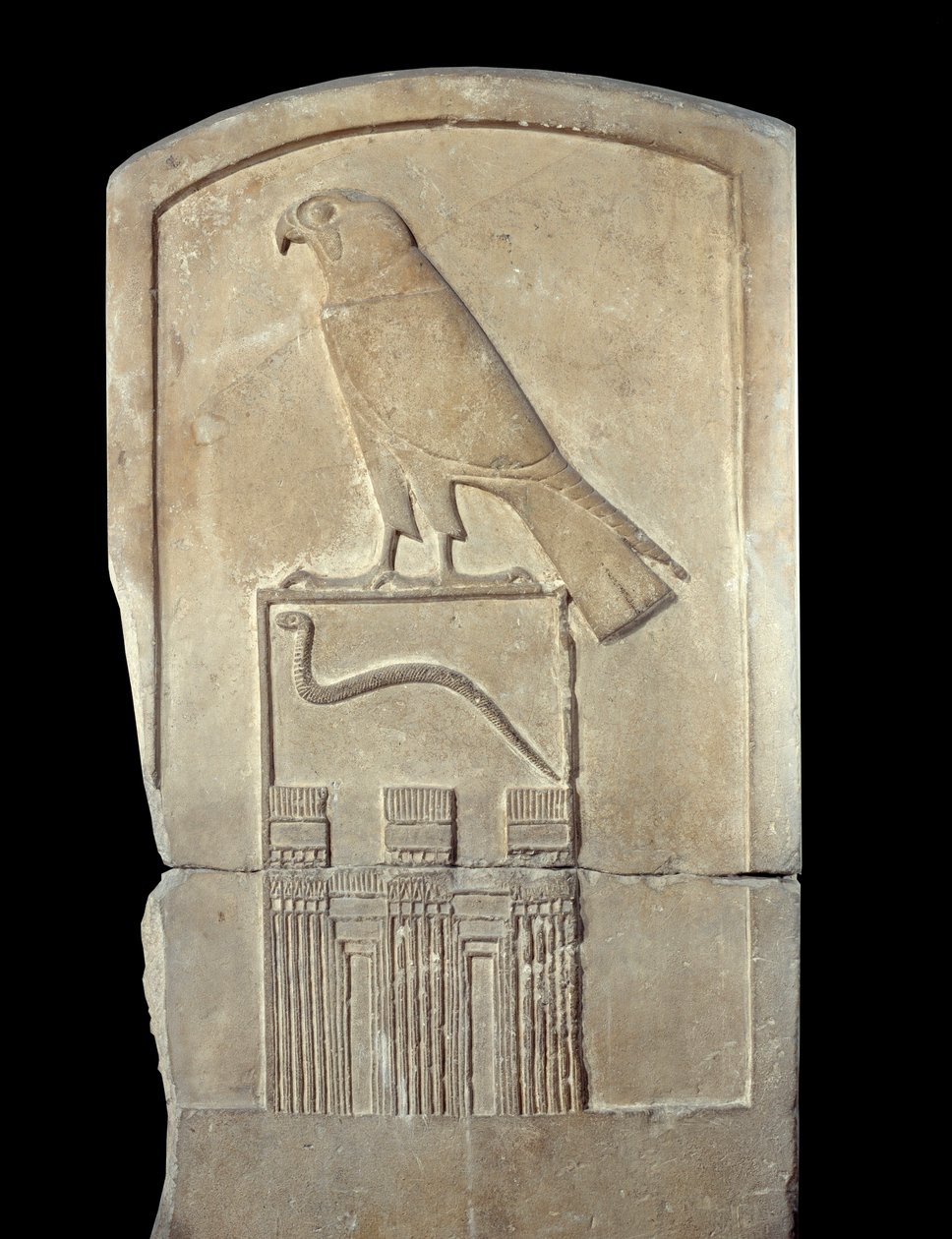 Egyiptomi antikvitás: a kígyókirály mészkőben lévő sztéléjének részlete Hórusz isten ábrázolásával. Abydosból. Thinitis időszak (kb. Kr. e. 3100-2700). V 1,4x0,6 m Párizs, Musee du Louvre alkotó: School Egyptian