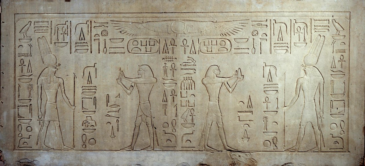 Egyiptomi antikvitás: III. Szeszosztrisz királyt (Kr. e. 1862-1843) (balra) fiatal férfiként ábrázoló mészkő sztélé, jobb oldalon egy kor embere kenyeret és süteményt kínál Monti istennek. 1878-1843 ie. Medamoudból. Párizs, Louvre Múzeum alkotó: School Egyptian