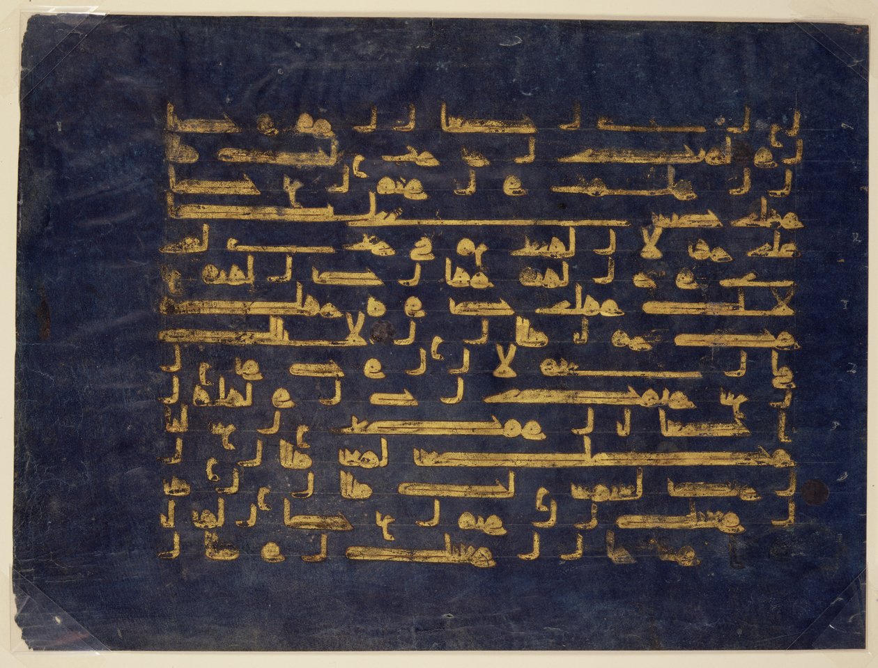 Levél a Korán kufi írásos kéziratából, 9. század vége – 10. század eleje (festék és aranylevél pergamenen) (lásd még: 203660) alkotó: School Egyptian