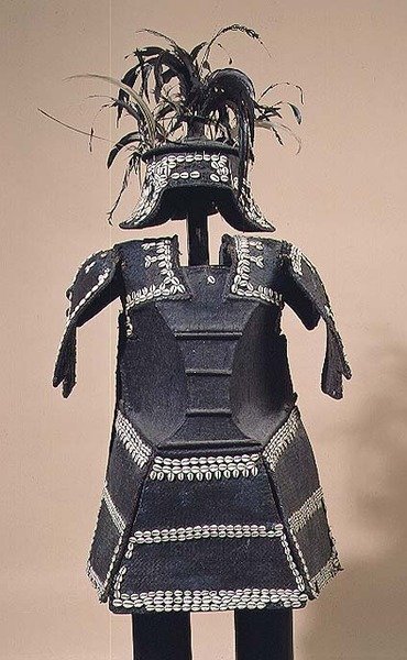 Ata Armor Mindanao-ból, Fülöp-szigetekről (gyantával bevont és cowrie kagylókkal hímzett rattan) alkotó: School Filipino