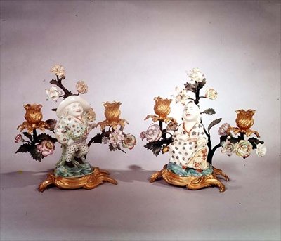 Pár Mennecy ormolu szerelt törpe és magot figura (porcelán) alkotó: School French