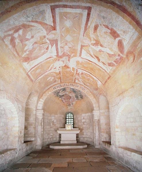 A kripta a korábbi, 1030-as templomból, Krisztust angyalokkal körülvett fehér lovon ábrázoló freskókkal, a XII. századból (fotó) alkotó: School French