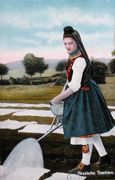 Képeslap, amely egy németországi Hesse-i szobalányt ábrázol, aki ruhát mos, 1914-ben született (színes litó) alkotó: School German
