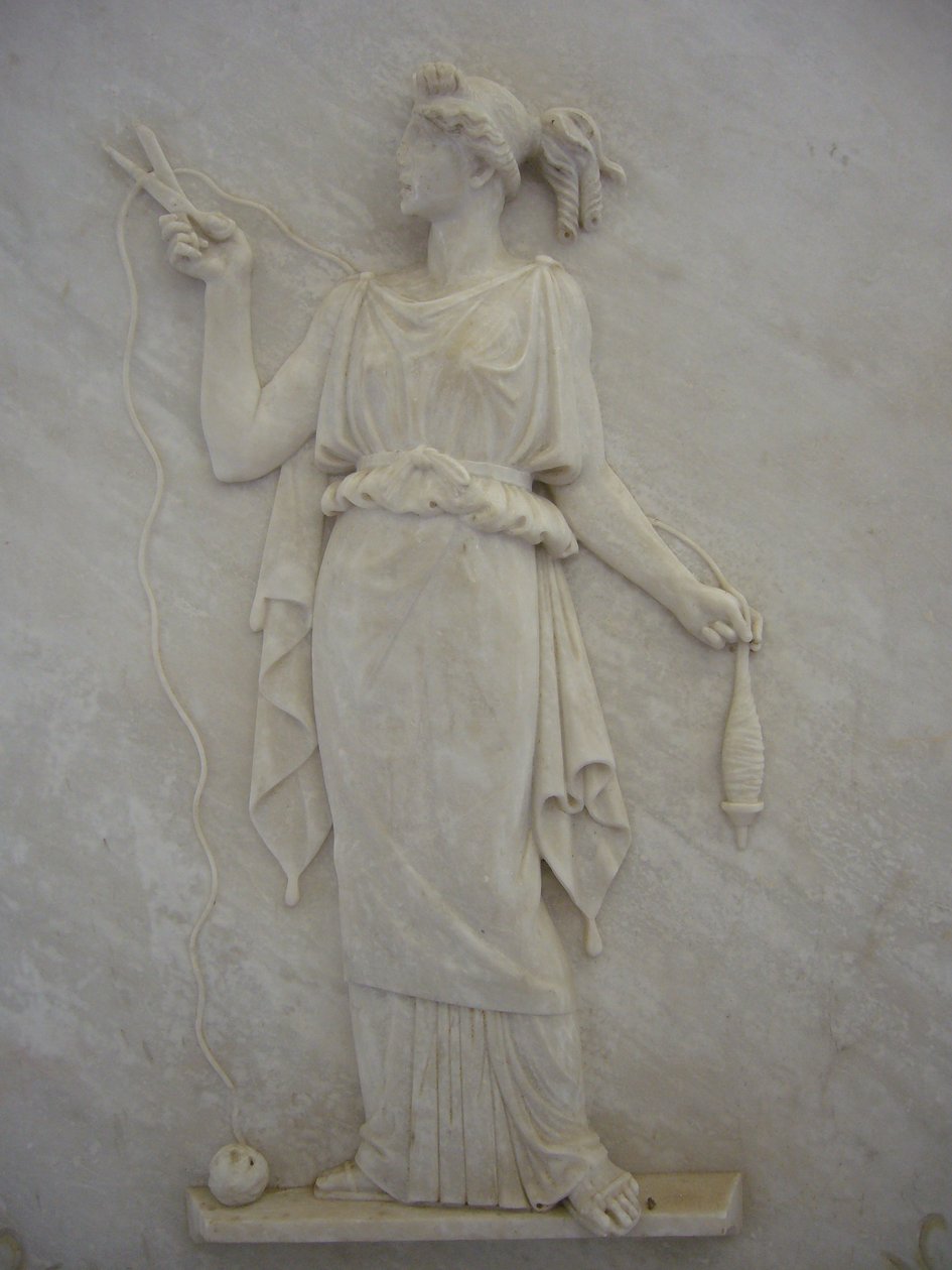 Az élet fonalát metsző Atropos alapdomborműve (márvány) alkotó: School Greek