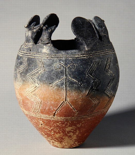 Vörösre csiszolt edénytál, állatfejjel és napkorong-tartozékokkal, Vounous, Ciprus, 91. sír, Kr.e. 2500-2075 (agyag) alkotó: School Greek