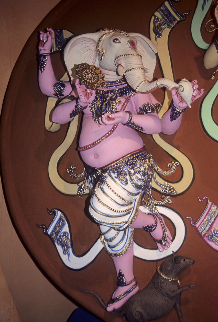 Ganesh elefántfejű isten bálványa (gipsz) alkotó: School Indian