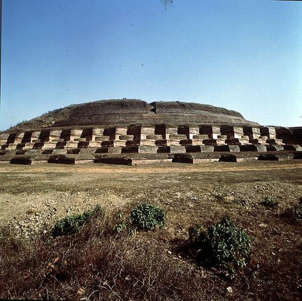 A Nandangarh sztúpa látványa, amelyről úgy tartják, hogy Buddha hamvait őrzi (fotó) alkotó: School Indian