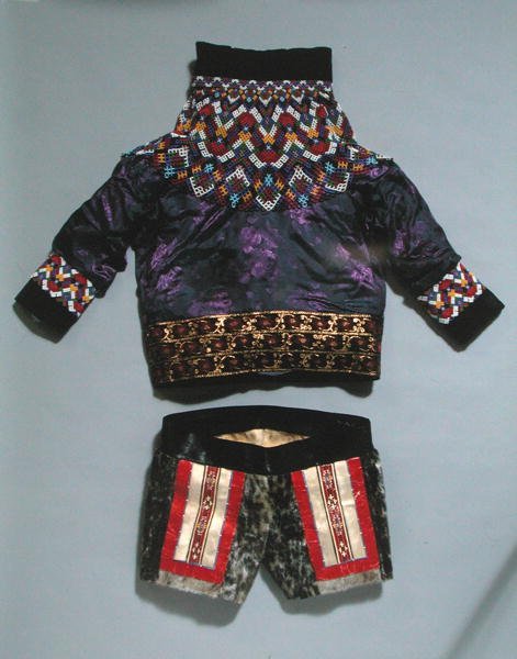 Női kabát és rövidnadrág, Grönlandról (textil) alkotó: School Inuit