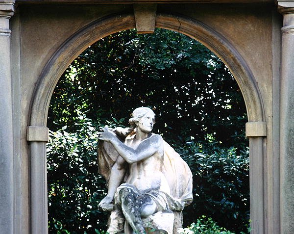 Vénusz szobra a Villa la Pietra kertjében (fotó) alkotó: School Italian