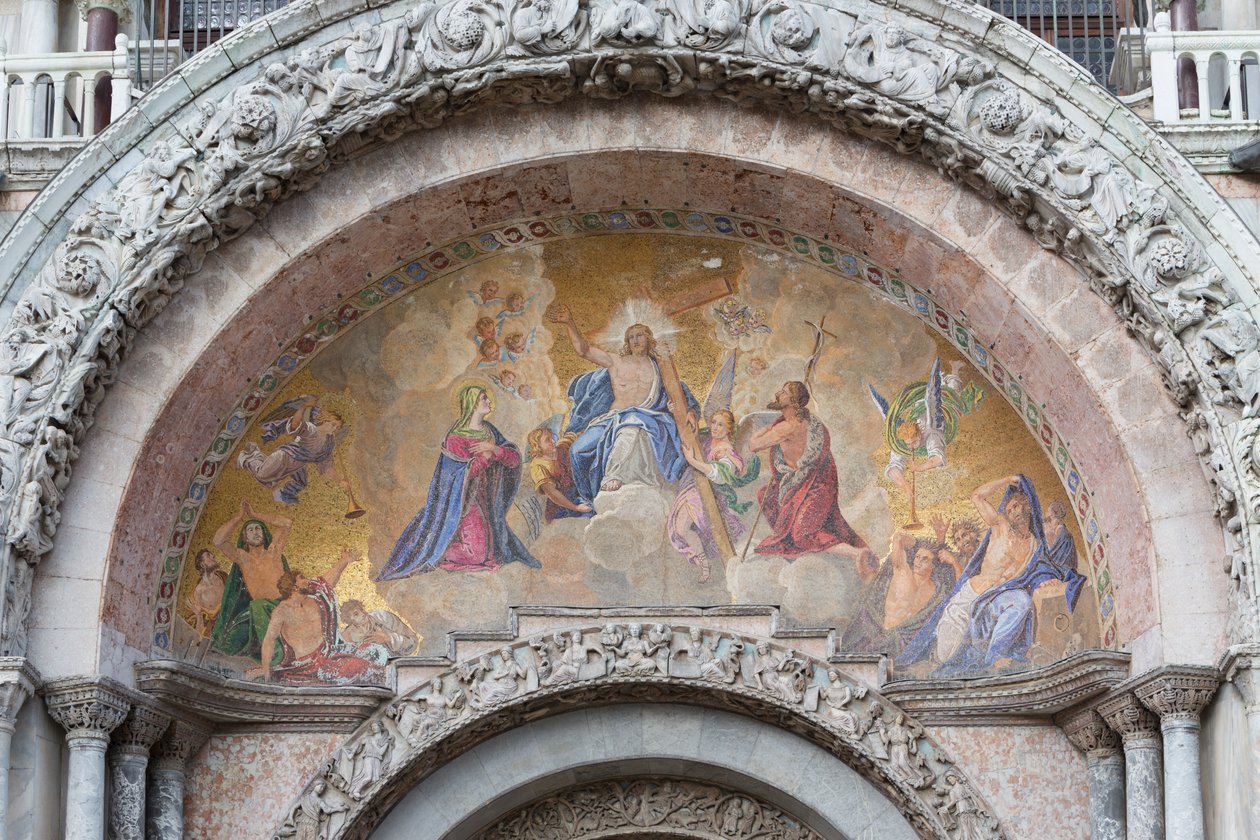 A feltámadt Krisztus mozaik a San Marco bazilika bejárata felett, Piazza San Marco, Velence, Olaszország (mozaik) alkotó: School Italian