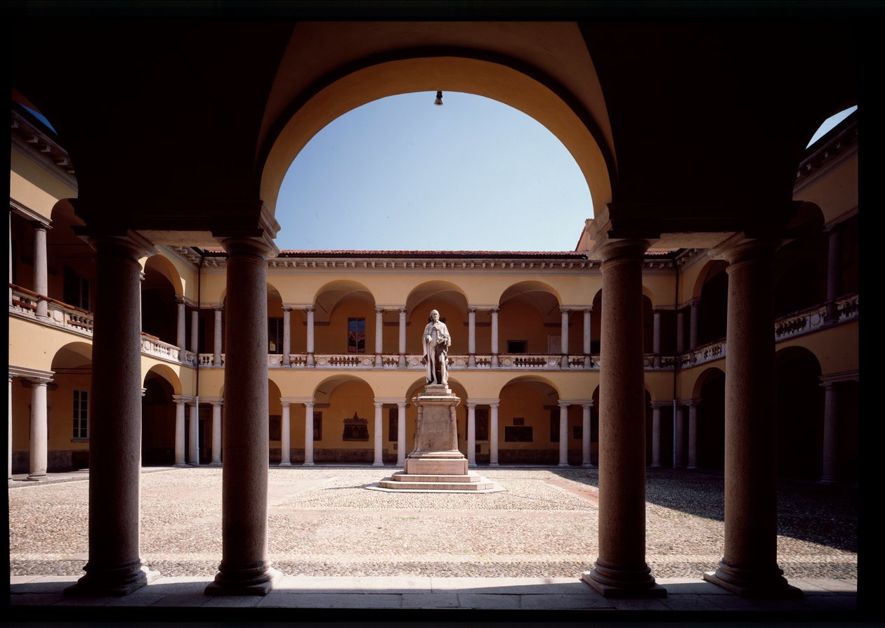 Kilátás az udvarra Alessandro Volta szobrával (1878) alkotó: School Italian