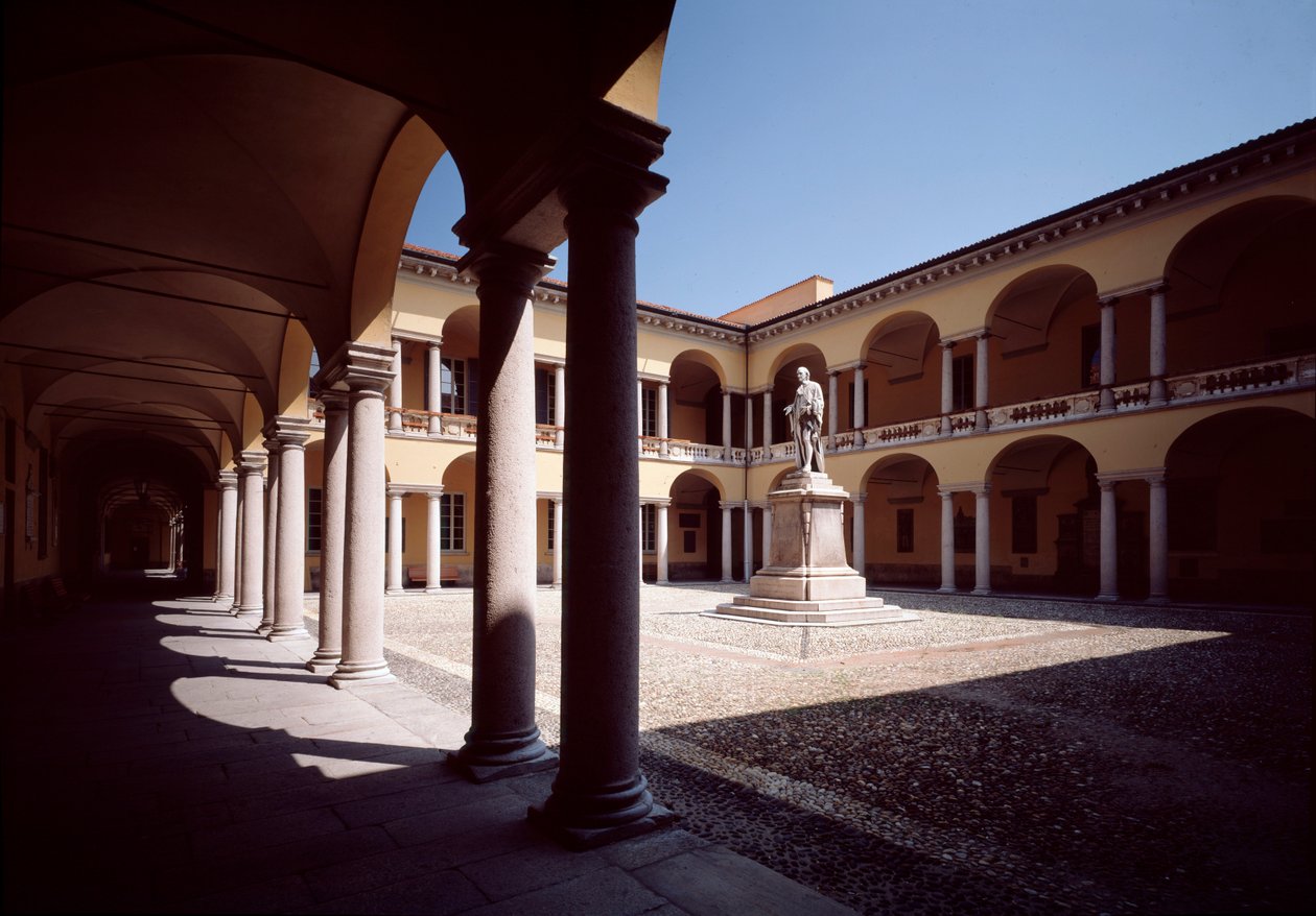 Kilátás az udvarra Alessandro Volta szobrával (1878) alkotó: School Italian
