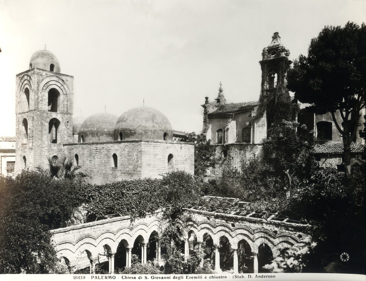 A templom keleti végének nézete, amelyet 1132-48-ban épített II. Roger szicíliai király (megh. 1154) és a 13. században épített kerengő (fekete-fehér fotó). alkotó: School Italian