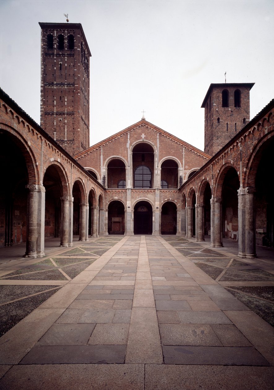 Kilátás a Szent Ambrose (Saint Ambrose) templom homlokzatára (Basilica di Sant