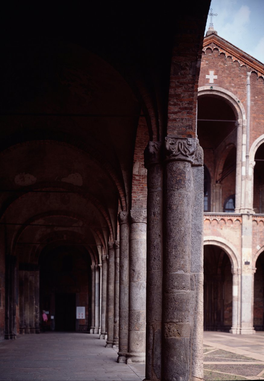 Kilátás a Szent Ambrose (Saint Ambrose) templom (Basilica di Sant