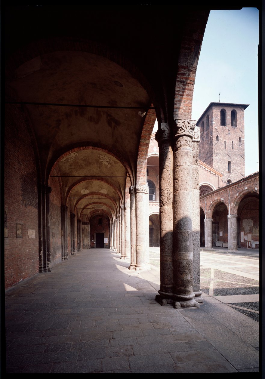 Kilátás a Szent Ambrose (Saint Ambrose) templom (Basilica di Sant