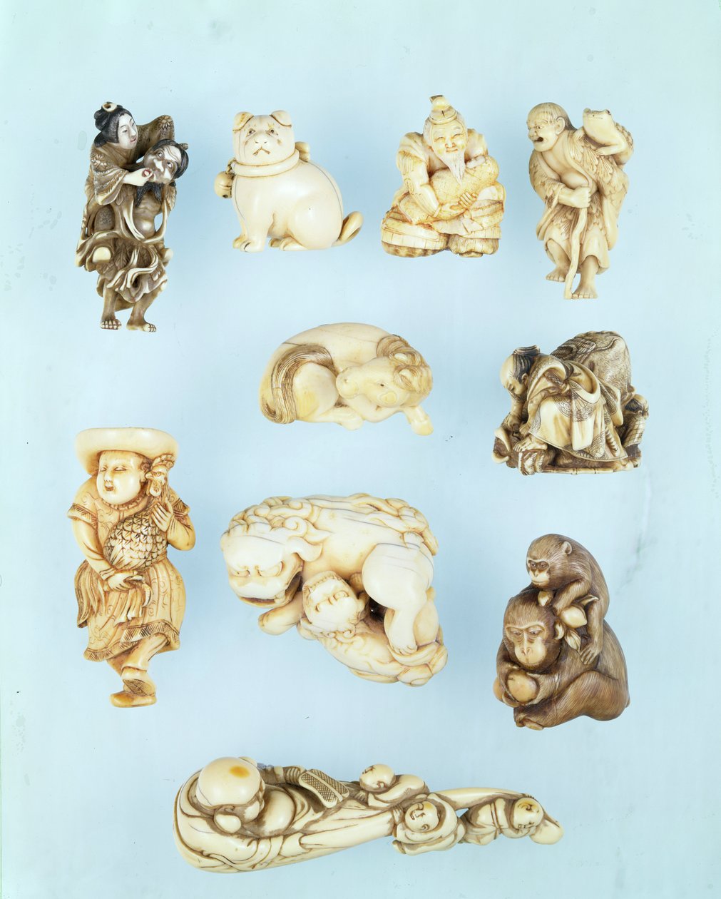 Válogatás a netsuke-ból: Ikkuha Sennin Benares szajháját cipelve; ülő kiskutya; Abe no Yasuneri babát tart; Gamma Sennin; fekvő ló; harcos leigázik egy szökött ökröt; álló holland, kezében egy hosszúfarkú kakas; ülő majom, aki őszibarack melltartót tart alkotó: Japanese School