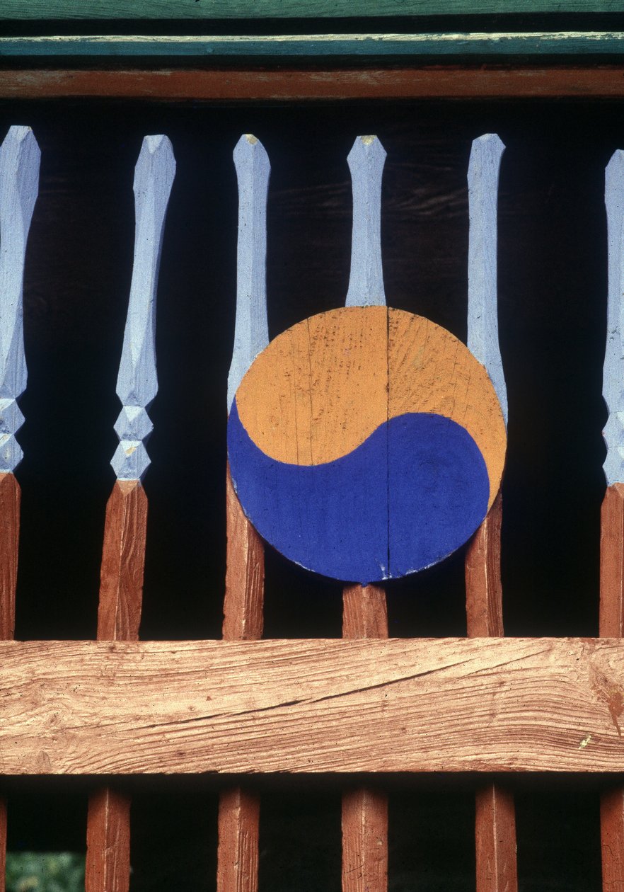 Yin és Yang szimbólum egy fa korláton (Kree) alkotó: School Korean