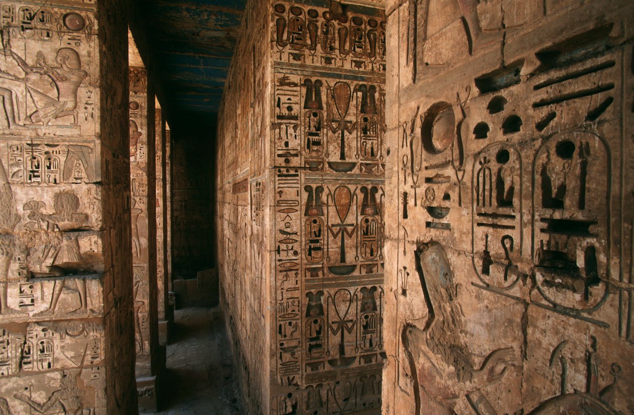 Egyiptom, Medinet Habu, Luxor, Luxori kormányzóság, Ramszesz halotti temploma III. Oszlopok és falak részlete figurákkal és heiroglifákkal faragott alkotó: R. and Smith Simkin