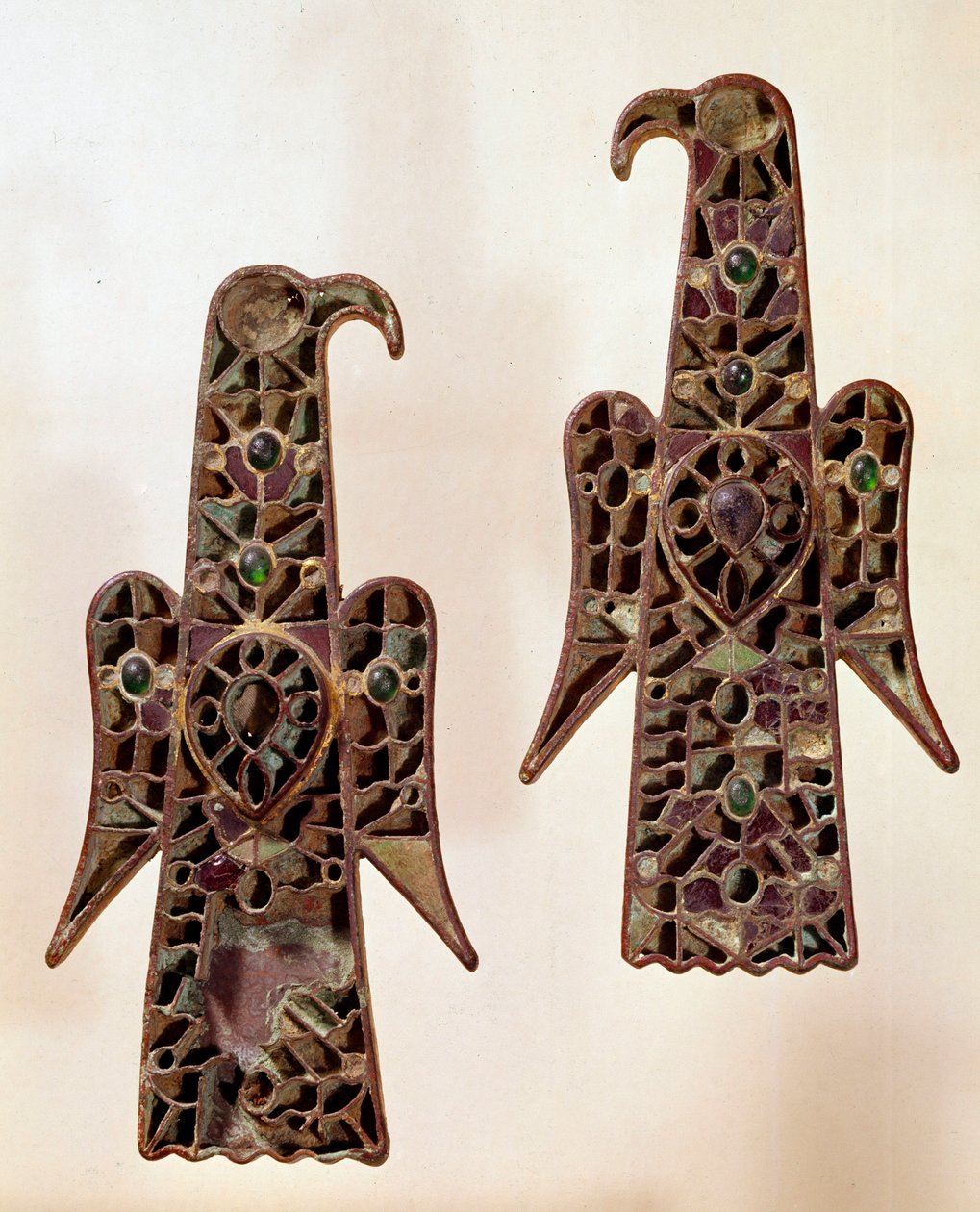 Meroving művészet: Fibulus pár (surete pin) aqualiformes (sas). Enamel cloisonné, 6. század, Meroving-dinasztia (481-751). Castelsagratból. Musee Cluny, Párizs. alkotó: School Merovingian