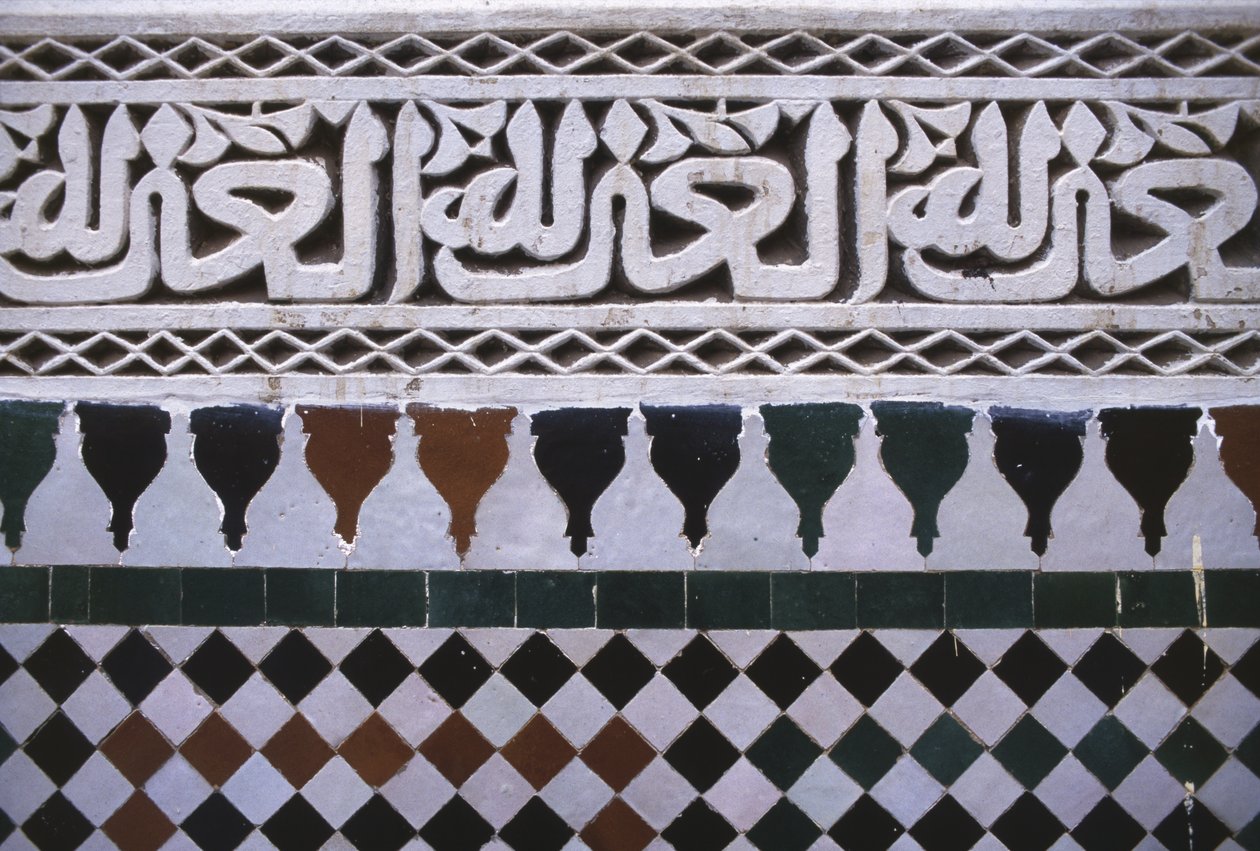 Részlet egy falról az udvaron (csempe és stukkó) alkotó: School Moroccan