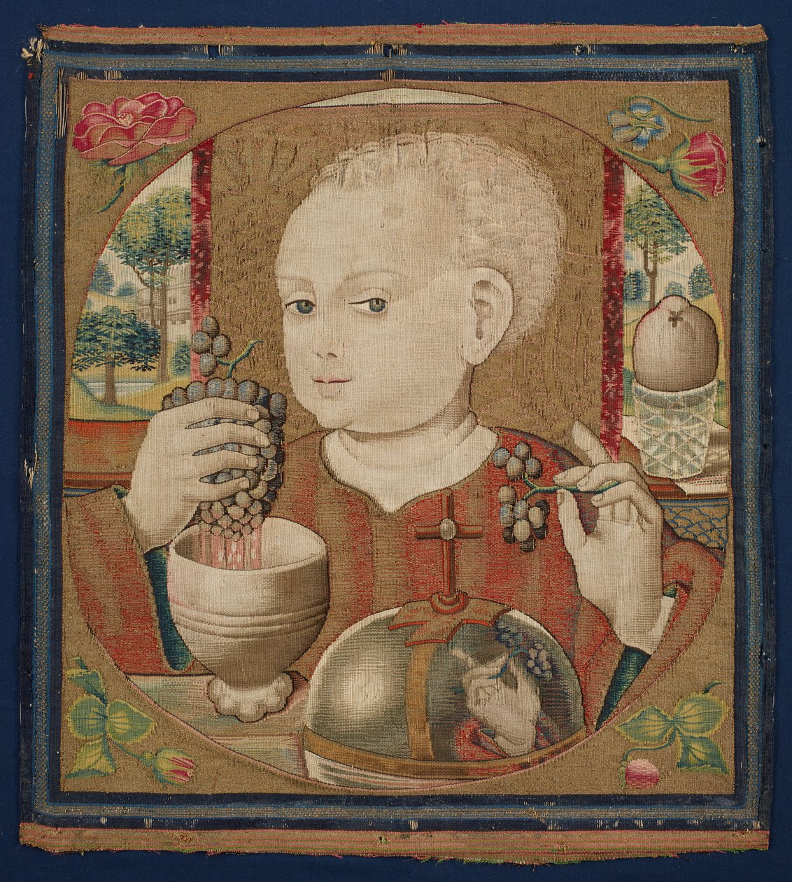 A csecsemő Krisztus préseli az Eucharisztia borát, 1500 körül (vászon láncfonalak, gyapjú, selyem és aranyozott vetülékfonalak) alkotó: School Netherlandish