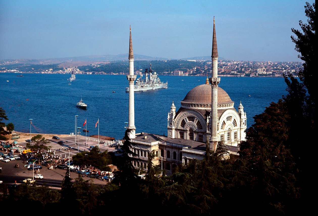 Oszmán építészet: kilátás a Dolmabahce mecsetre a Boszporuszon alkotó: School Ottoman