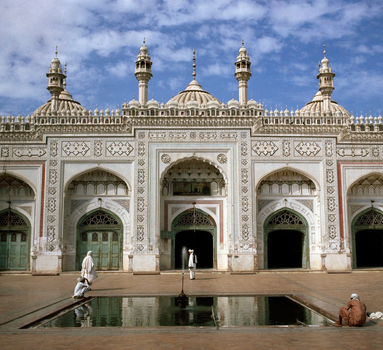 Kilátás a Mohabbat Khan 17. századi mecsetre alkotó: School Pakistani