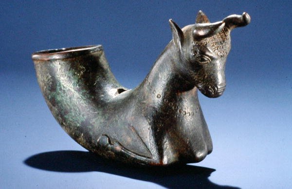 Összehajtott lábú bika, ie 550-330 körül (bronz) alkotó: School Persian