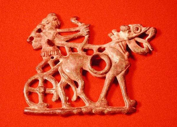 Lovas harapófogó, amely egy szekéren ülő, íjjal lövöldöző vadászt ábrázol, Kr.e. 1200-700 körül (bronz) alkotó: School Persian