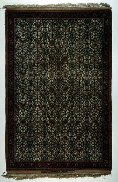 Isfahan szőnyeg, cartouche felirattal alkotó: School Persian