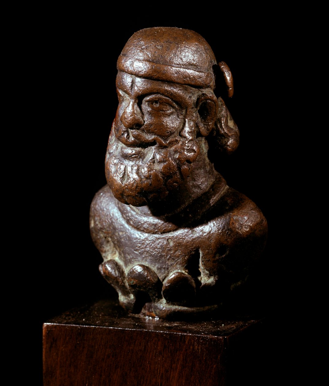 Perzsa művészet: egy pártus herceg mellszobra bronzból. Kr.e. 2. század – Kr.u. 3. század. Berlin. Staatliche Múzeum alkotó: School Persian