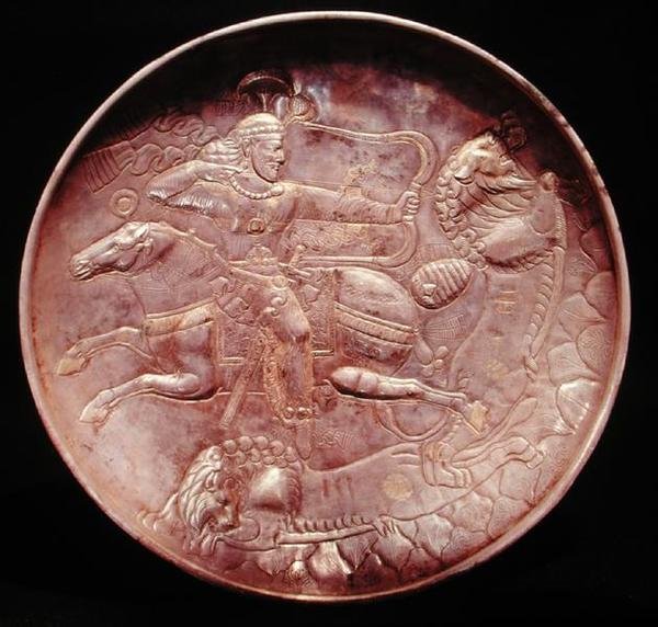Oroszlánra vadászó királyi katonát ábrázoló tábla, 6-7. század (ezüst) alkotó: School Persian