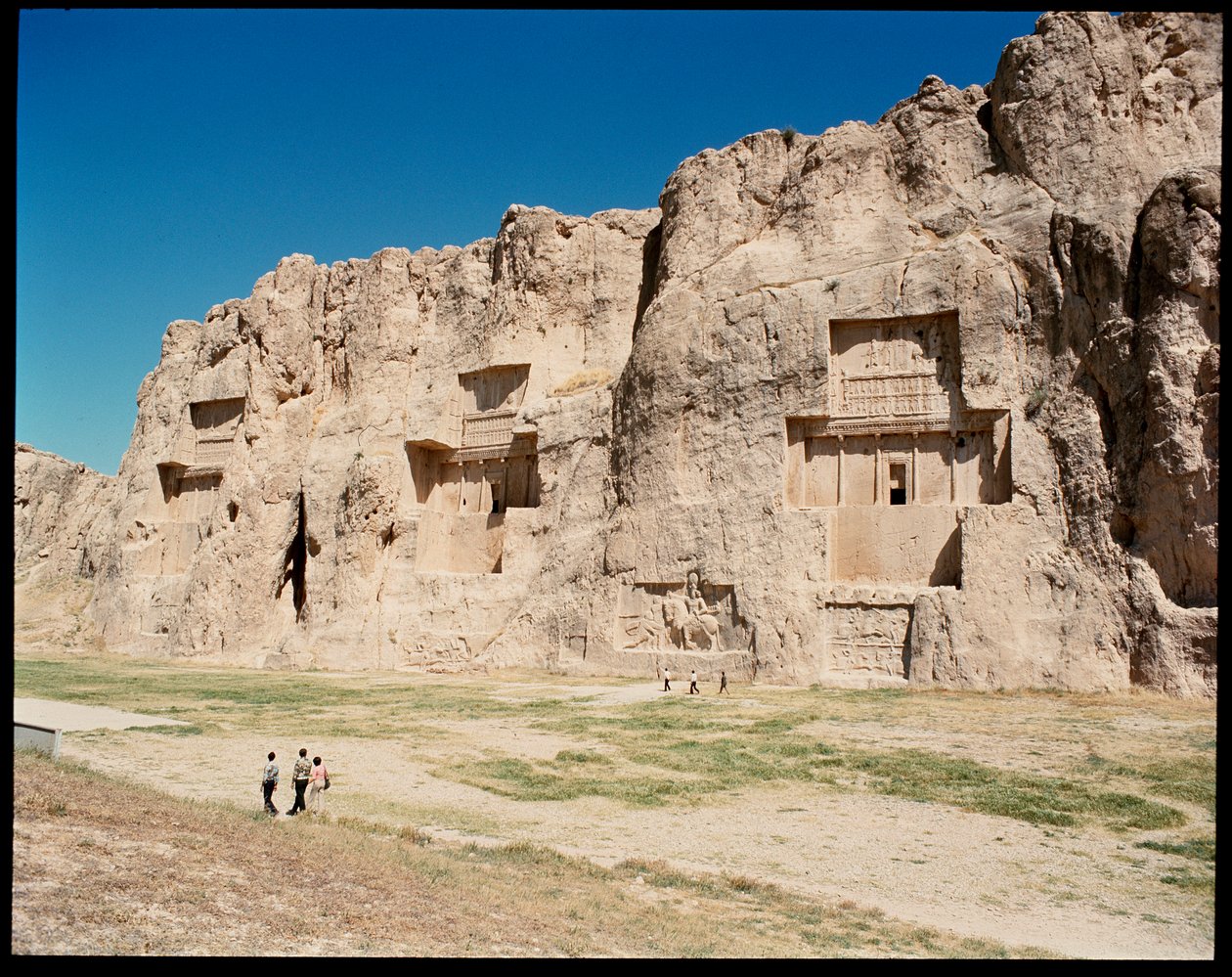 Kilátás a Nekropoliszra és az Achaemenid királyok négy sírjára alkotó: School Persian