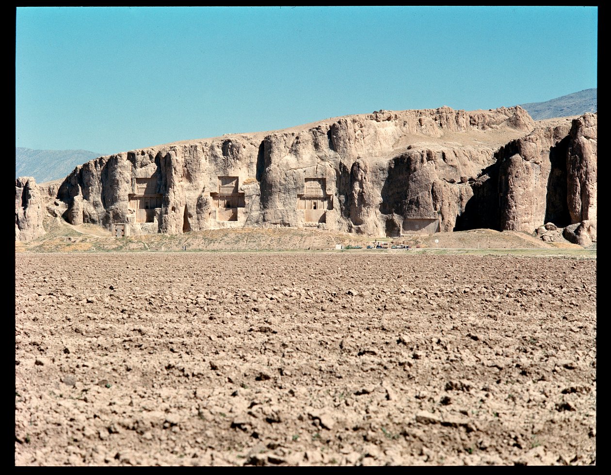 Kilátás a Nekropoliszra és az Akhaimenida királyok négy sírjára, balról jobbra, II. Arius, I. Artaxerxes és I. Nagy Dárius alkotó: School Persian