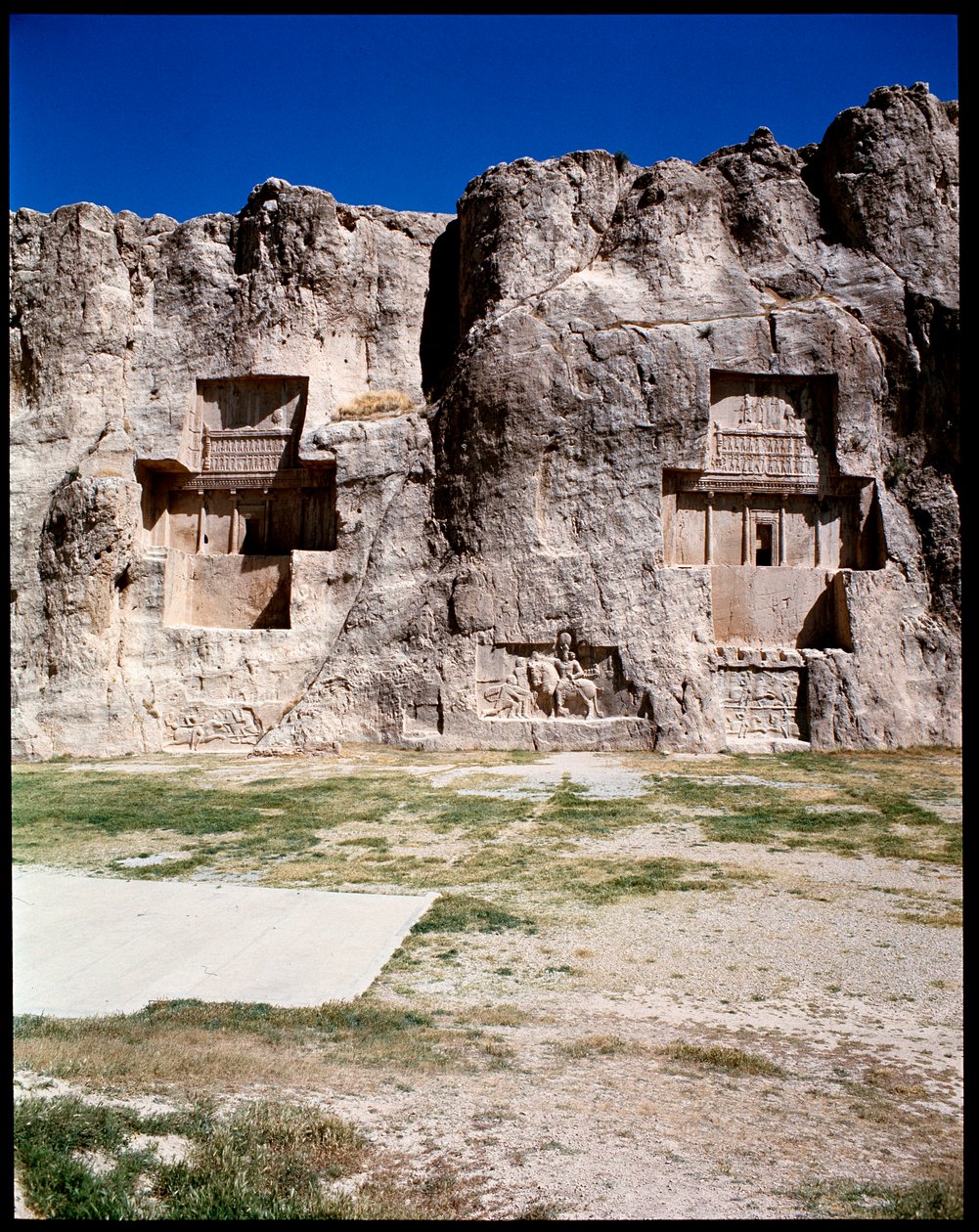Kilátás a Nekropoliszra és az Achaemenid királyok sírjaira, balról jobbra, Artaxerxes I. Darius I, the Great alkotó: School Persian