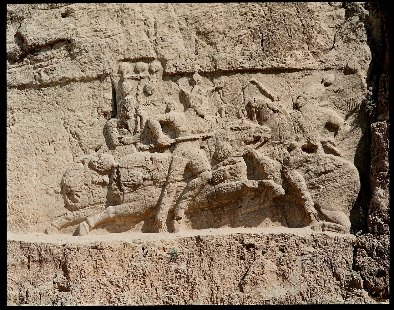 Kilátás a nekropoliszra és az Achaemenid királyok sírjaira, a csata jeleneteit ábrázoló dombormű alkotó: School Persian