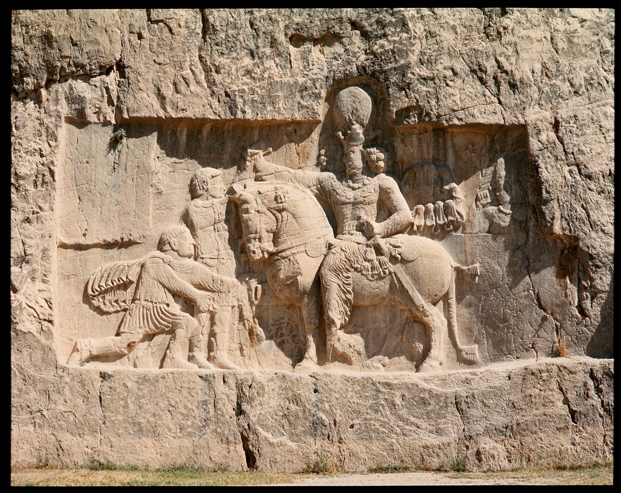 Kilátás a Nekropoliszra és az Achaemenid királyok sírjaira, dombormű, amely I. Shapur győzelmét ábrázolja a regényes Valerianus császár felett Edesszában, i.sz. 260 alkotó: School Persian