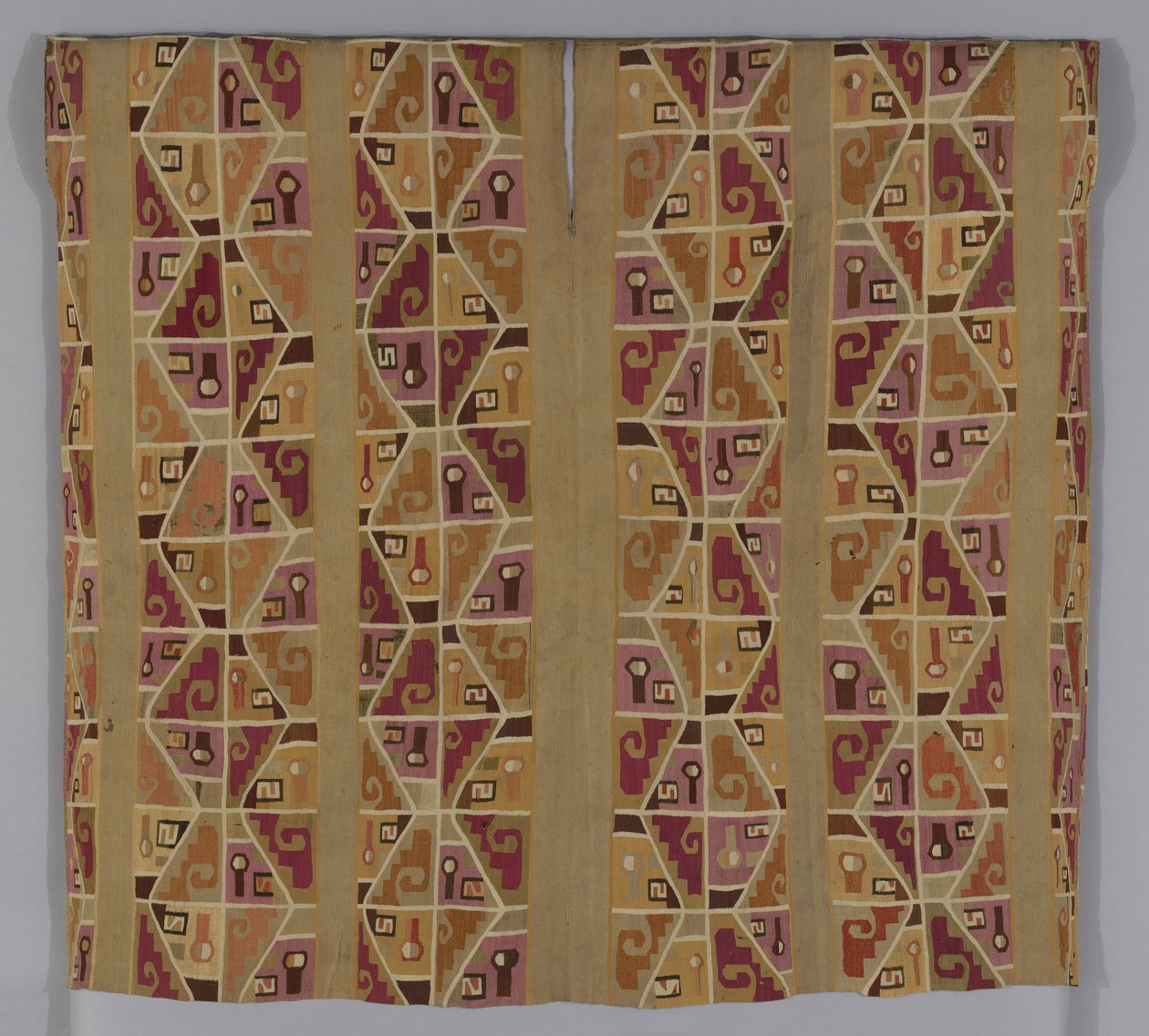 Tunika, 600-800 (pamut és gyapjú (tevefa), egybefonódó gobelinszövés; a nyak és a karlyuk gyapjúval (tevefélék) borított öltésekkel bevonva; varratok gyapjúval (tevefélék) öltésekkel kombinálva alkotó: School Peruvian