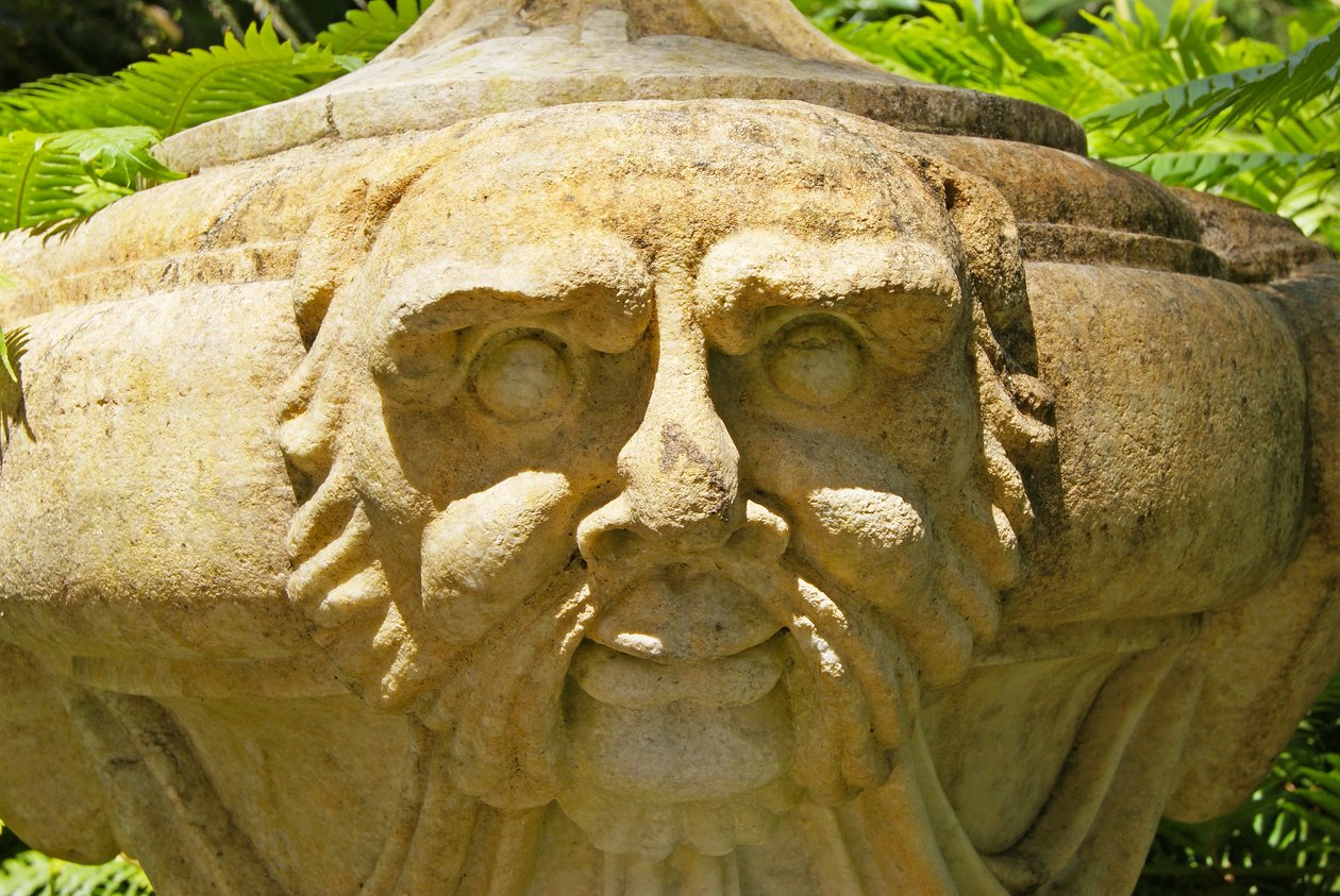 Faragott kőurna az Istenek teraszán, Quinta da Regalia; Sintra; Portugália 1914 körül (fotó) alkotó: School Portuguese