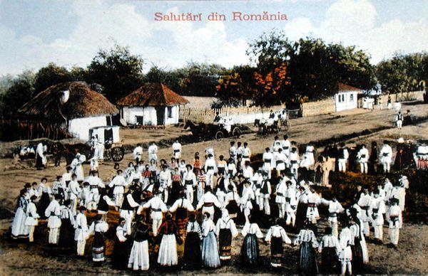 Faluban táncoló románokat ábrázoló képeslap, 1910 körül (színes litó) alkotó: School Romanian
