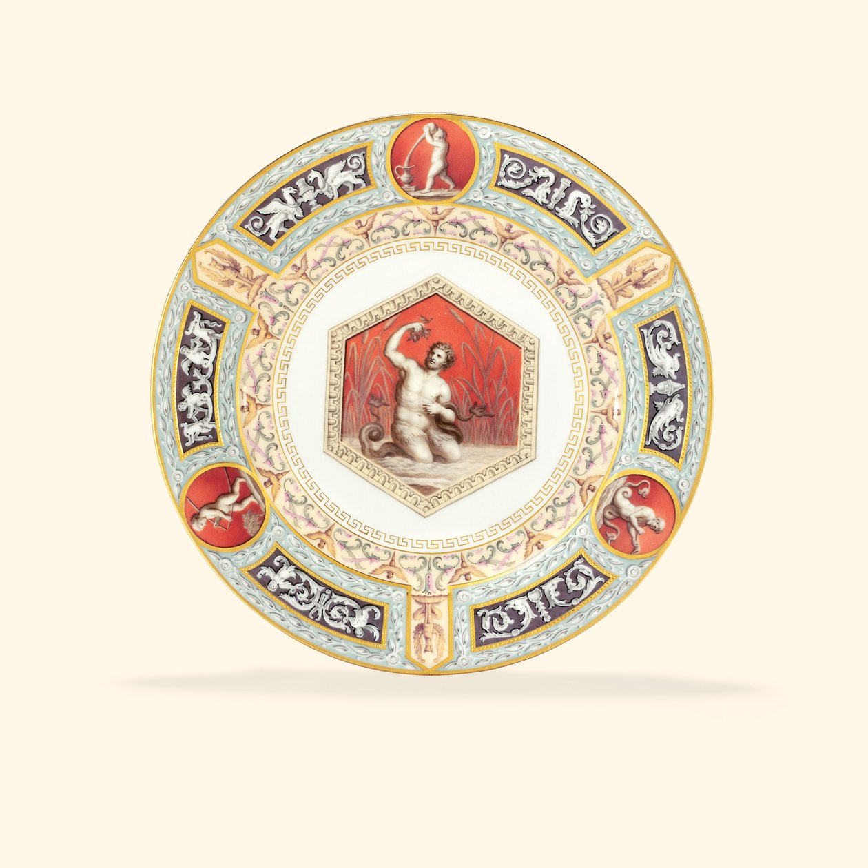A Raphael Service porcelán éttányérja, a közepén Tritont ábrázolják alkotó: School Russian