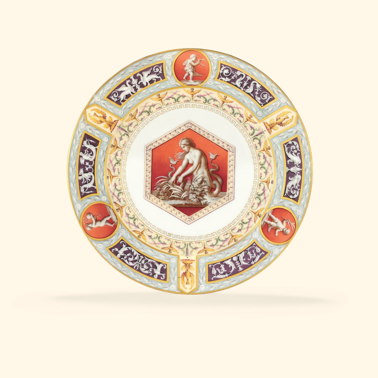 A Raphael Service porcelán éttányérja, a közepén sellőt ábrázol alkotó: School Russian
