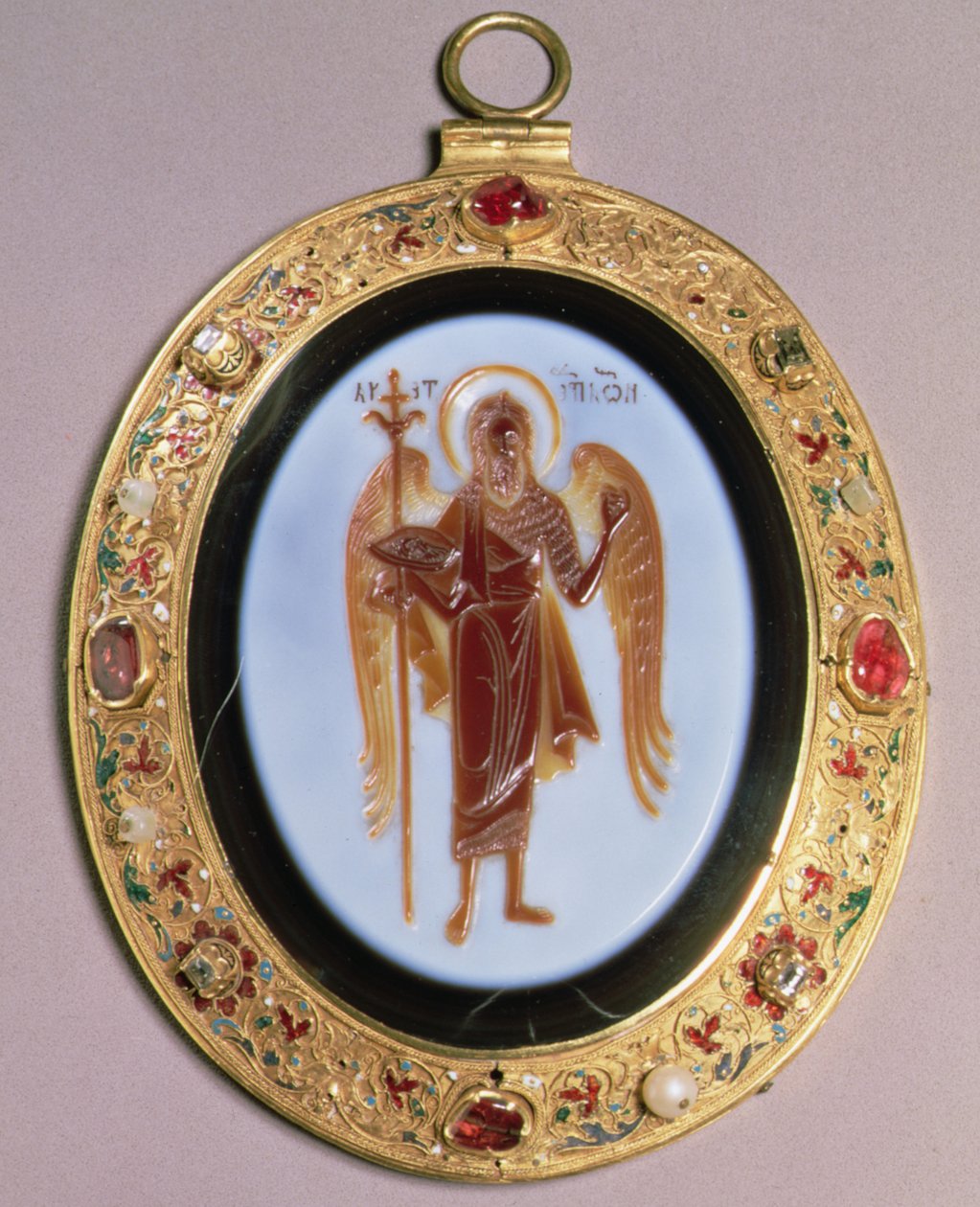 Panagia, faragott szardonyx aranyba szerelve, gyöngyökkel és ékszerekkel filigrán és zománc díszítéssel, Moszkva, 16. század közepe (szardonyx, arany, drágakövek és zománc) alkotó: School Russian