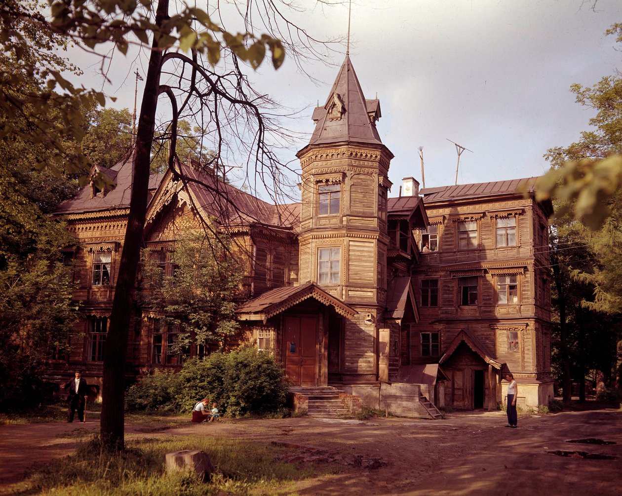 Orosz építészet: kilátás egy 19. századi dácsára, orosz tájházra. alkotó: School Russian