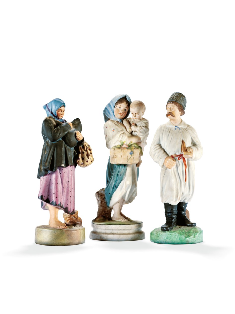 Három porcelánfigura, két gyermeket tartó nőt és egy pipás kozákot ábrázol, 19. század vége (porcelán) alkotó: School Russian
