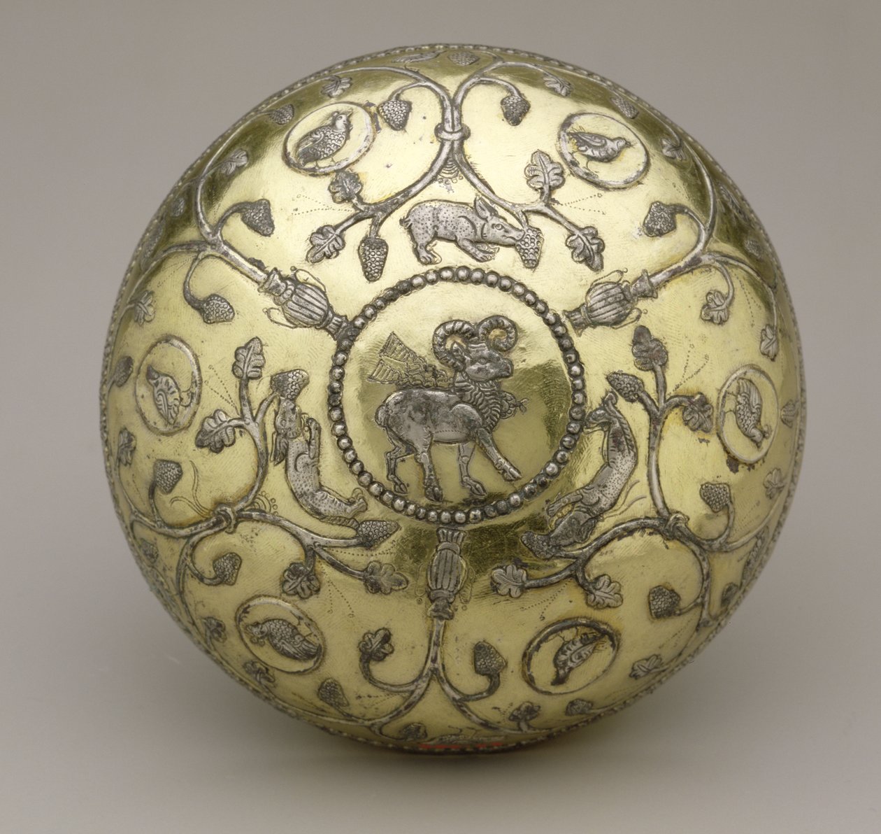 Tál, Kr.u. 6-7. század (aranyozott és faragott ezüst) alkotó: School Sasanian