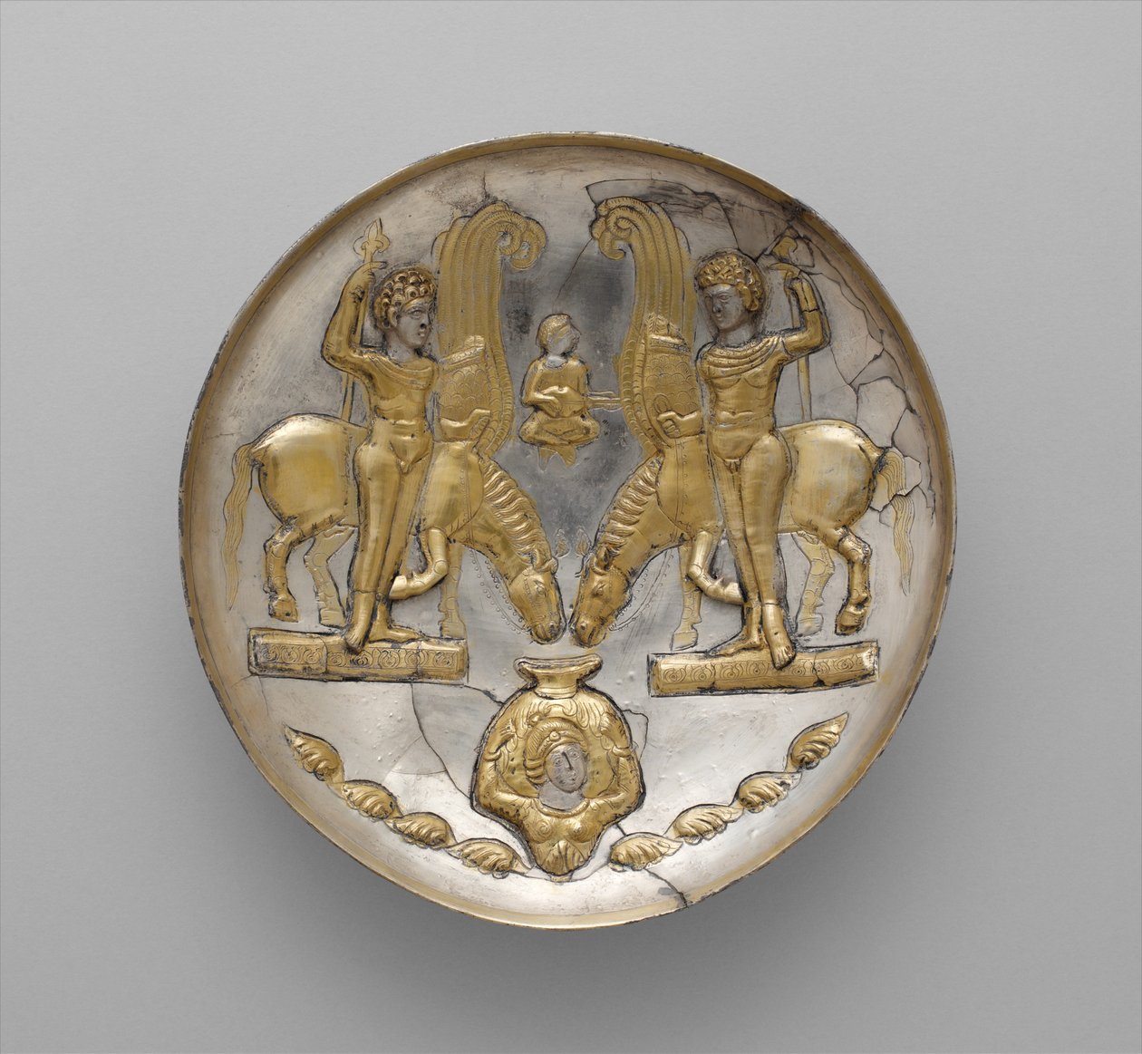 Tányér fiatalokkal és szárnyas lovakkal, Kr. u. 5-6. század (ezüst, higany aranyozás) alkotó: School Sasanian