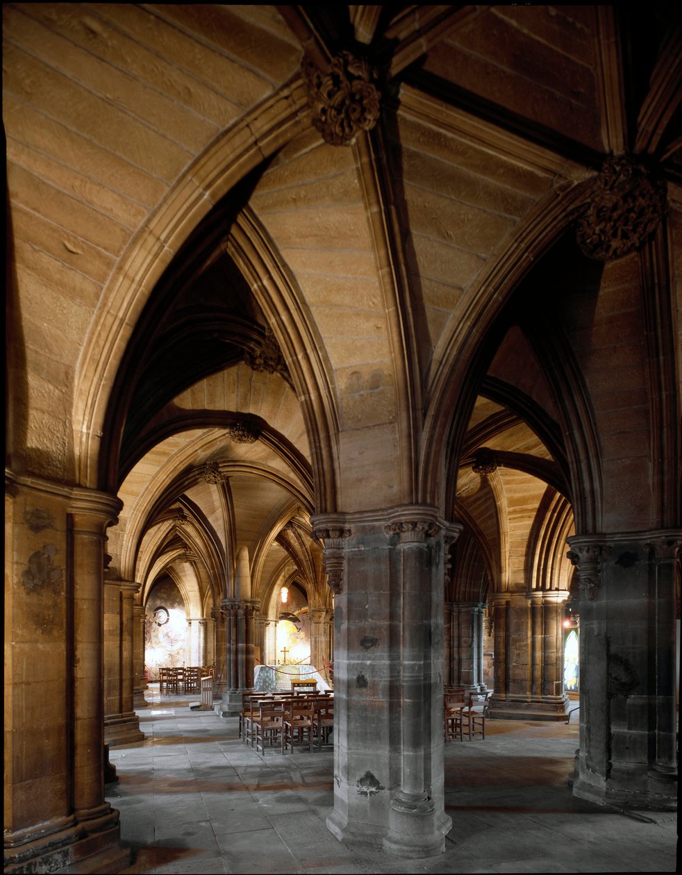 Gótikus művészet: Kilátás a kriptára és a glasgow-i katedrális alsó templomára. 12. század. Skócia alkotó: Scottish School